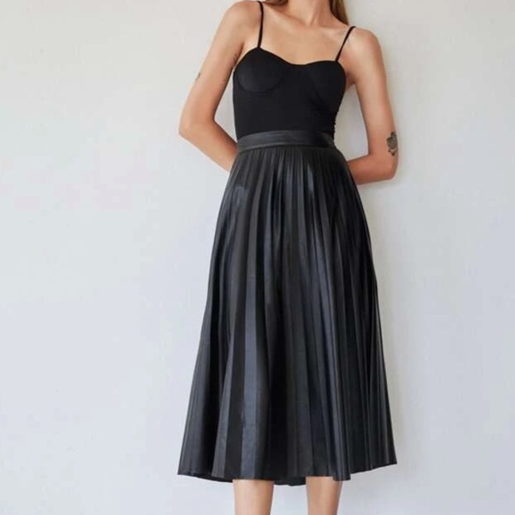 Pleated  vegan leather midi skirt black - Picture 2 of 4
